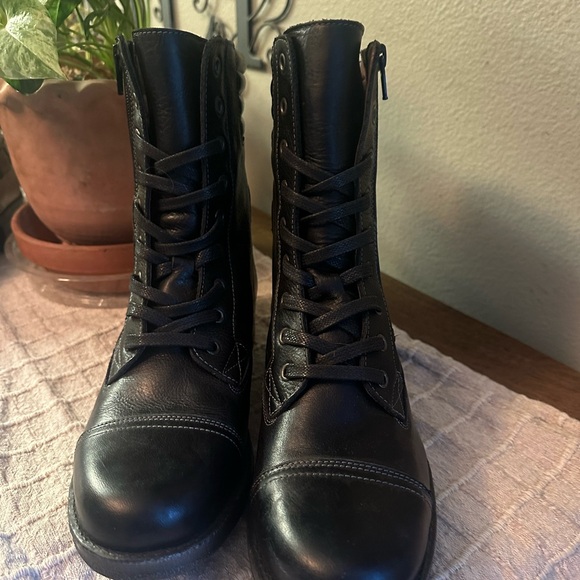2 pairs of Taos boots - Picture 2 of 11